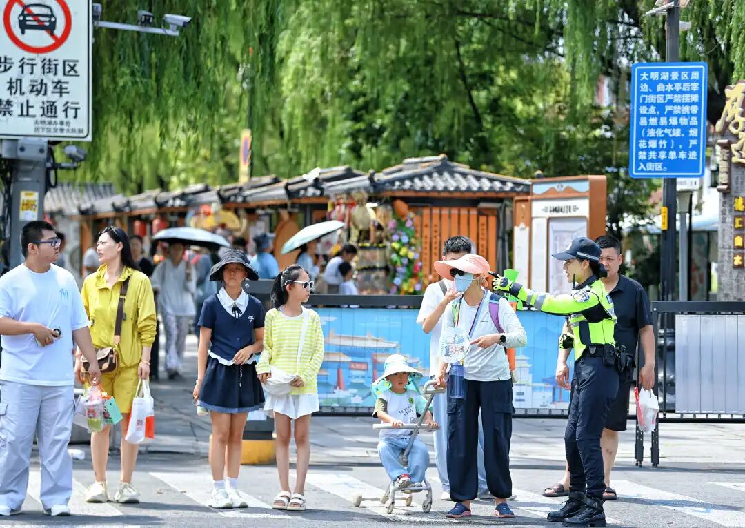 “钱到账了，孩子有救了。”近日，看着手机里医院发来的到账通知，薛杉（化名）母亲的手还在发抖。就在一个月前，这个家庭还在为后续康复费用无着落而焦灼难安。